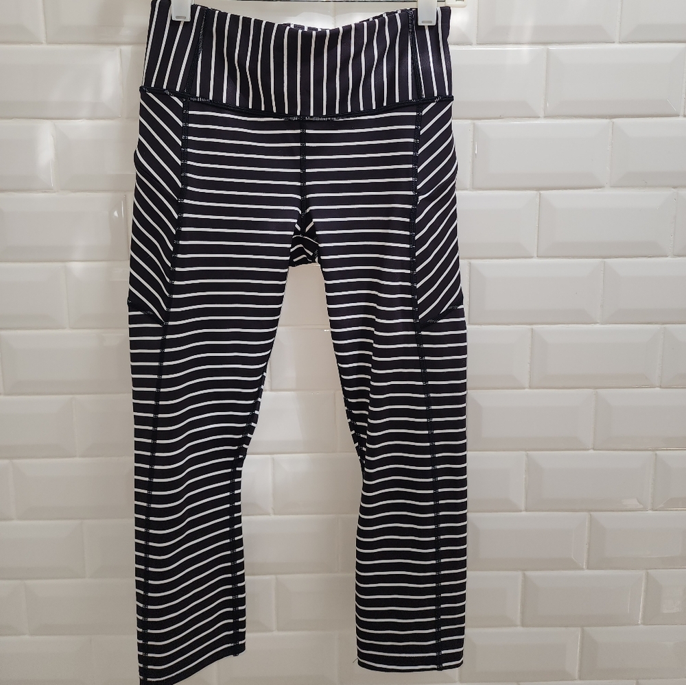 Athleta cropped XS yoga pants black & white striped. LIKE NEW
